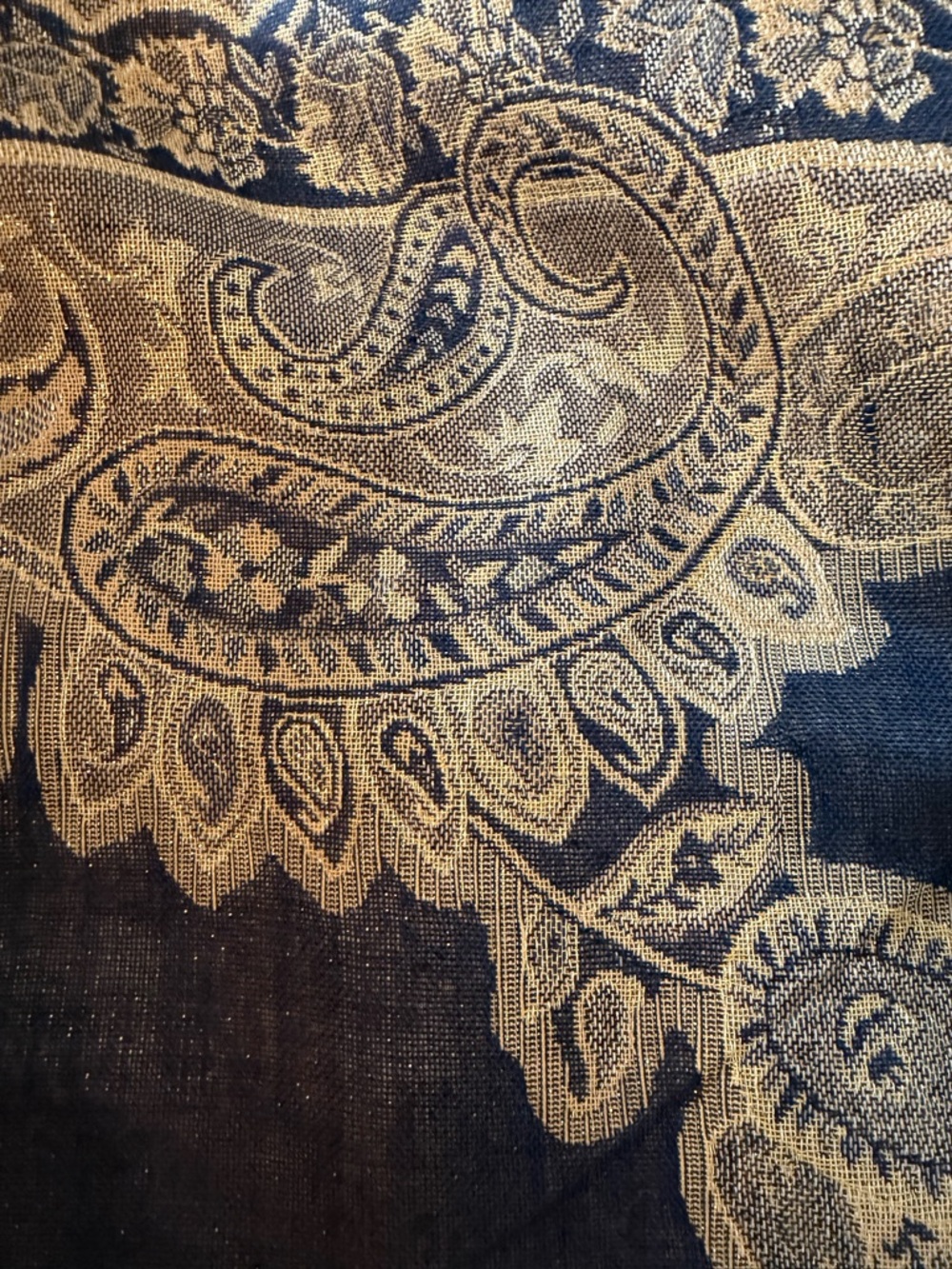 pashmina vintage Paisley Woven Shawl. 70-% pashmina, 30% silk. 65”-L, 28” width - Picture 4 of 4